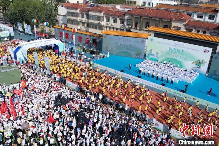 2023第37届泰山登山赛鸣枪开跑 万名跑者齐登泰山