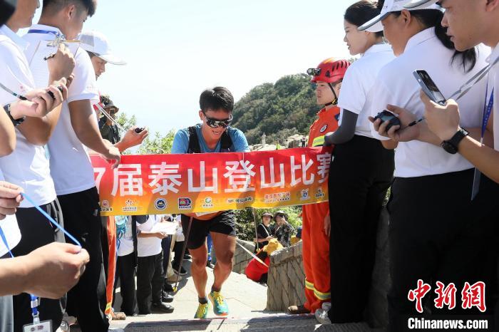 2023第37届泰山登山赛鸣枪开跑 万名跑者齐登泰山