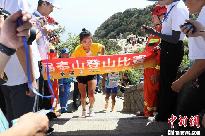 2023第37届泰山登山赛鸣枪开跑 万名跑者齐登泰山