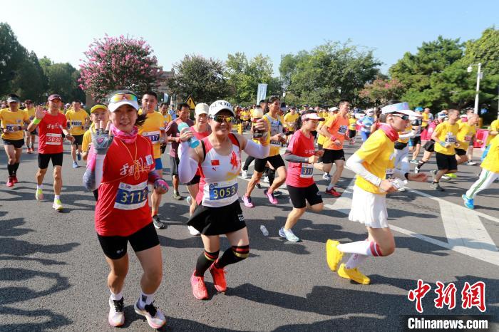 2023第37届泰山登山赛鸣枪开跑 万名跑者齐登泰山