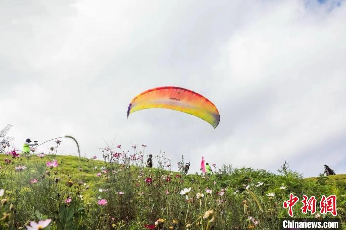 2024全国滑翔伞联赛浙江安吉站开赛 打造户外运动