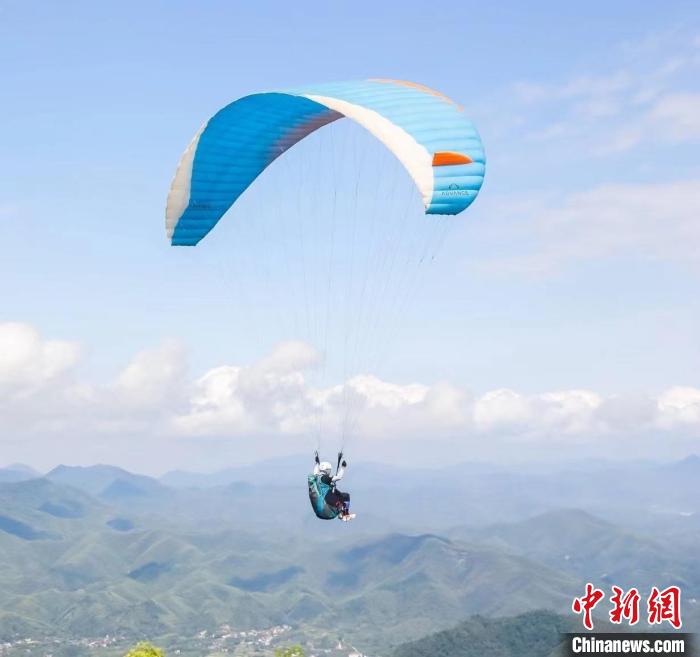 2024全国滑翔伞联赛浙江安吉站开赛 打造户外运动