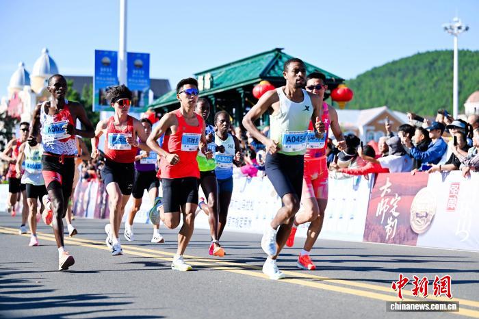 2025阿尔山马拉松开赛 埃塞俄比亚选手夺冠 杨家