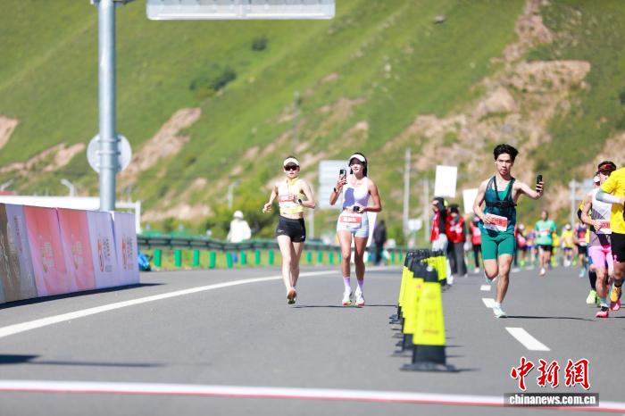 2025阿尔山马拉松开赛 埃塞俄比亚选手夺冠 杨家