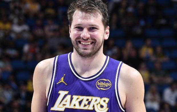 东契奇单节45分助湖人逆转步行者 詹姆斯父子同