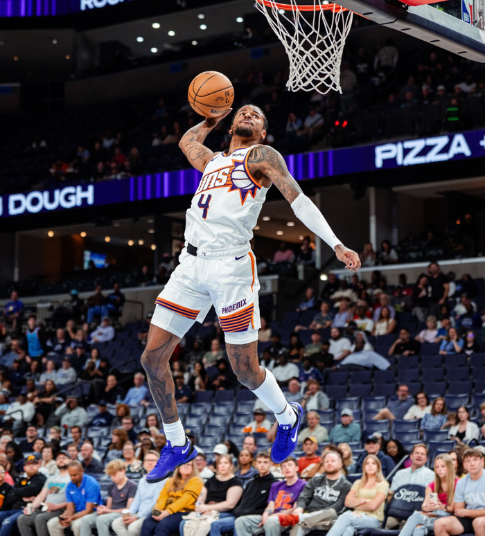 新秀马鲁阿奇爆发单场11篮板创生涯新高