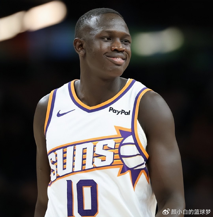 新秀马鲁阿奇爆发单场11篮板创生涯新高