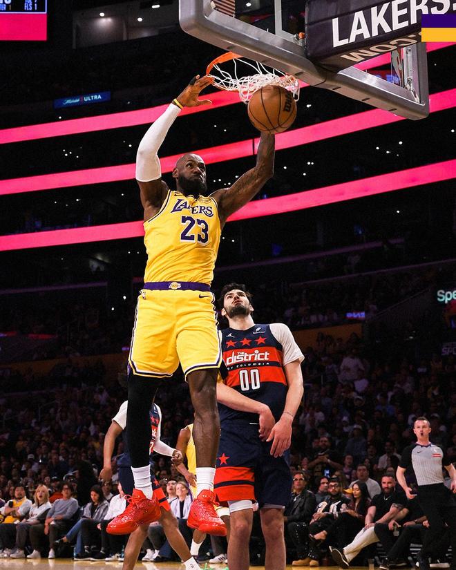 詹姆斯三双引领湖人三连胜 团队实力彰显争冠决