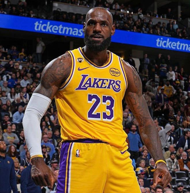 詹姆斯三双引领湖人三连胜 团队实力彰显争冠决