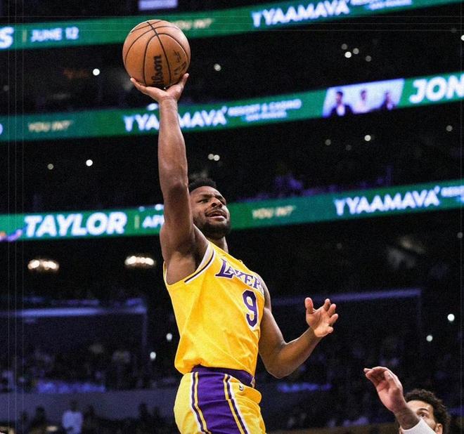 詹姆斯三双引领湖人三连胜 团队实力彰显争冠决