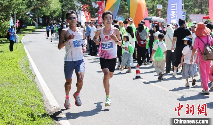 近万人畅跑哈尔滨森林马拉松东北肘子与锅包肉