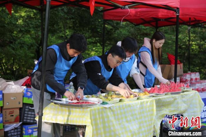 近万人畅跑哈尔滨森林马拉松东北肘子与锅包肉