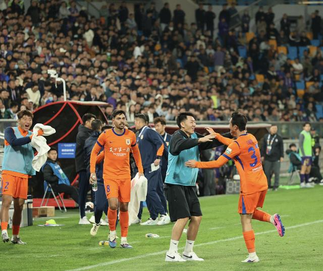 山东泰山队出征青岛备战海牛对决 阵容调整引关